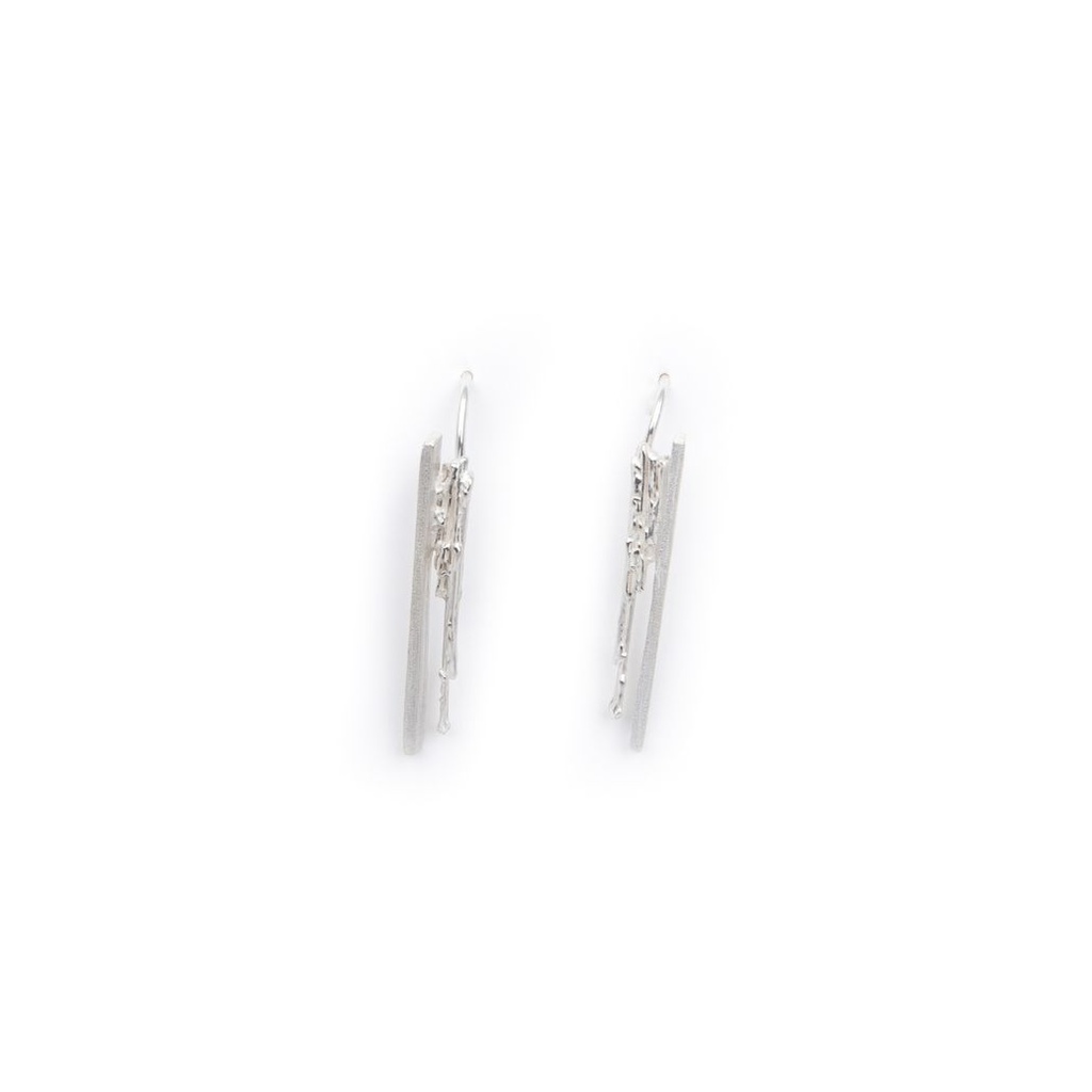 De kwetsbare kracht - Half kwetsbaar thema - Fine oorbelle op lange draad