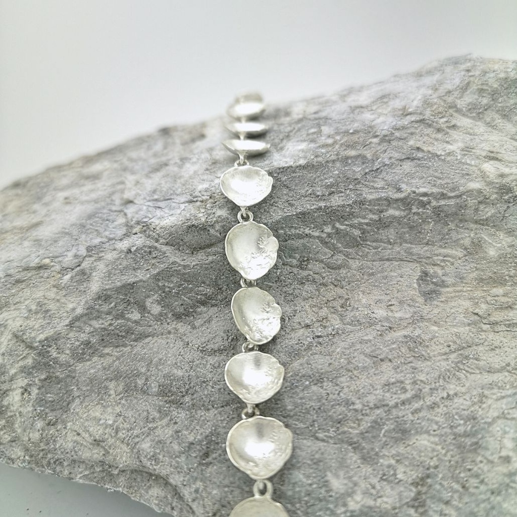 Perfect met onze onvolmaaktheid - Gelede beker armband