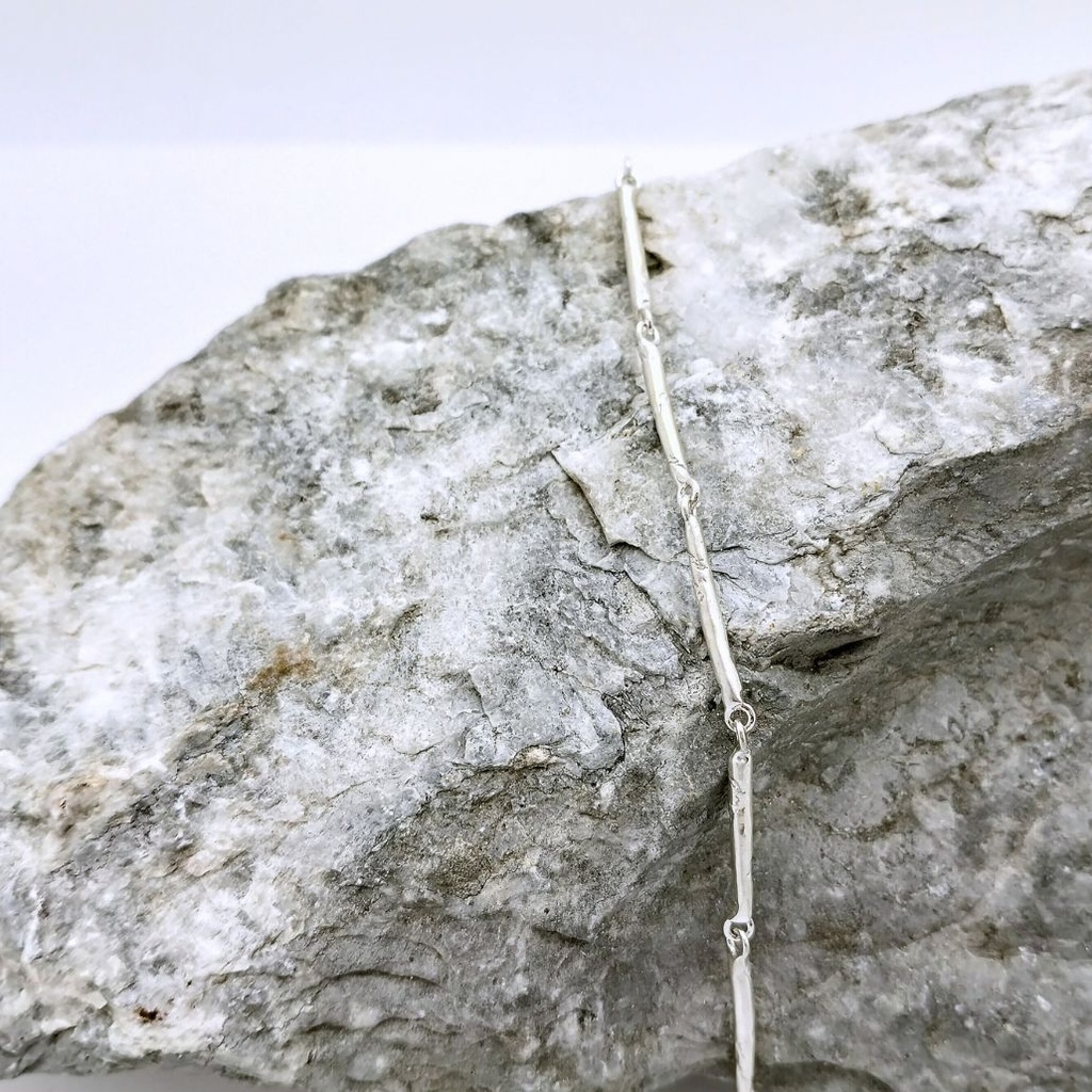 Perfect met onze onvolmaaktheid - Gelede tigette armband